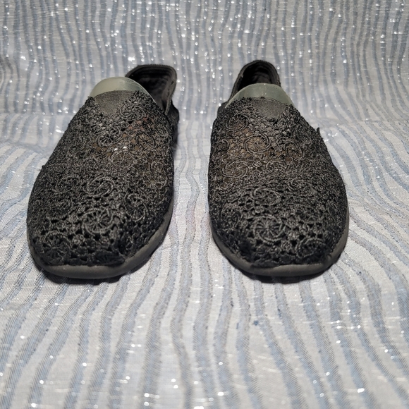 Bobs size 9 lace style embroidery designs and elastic for easy removal and wear. - Picture 4 of 9